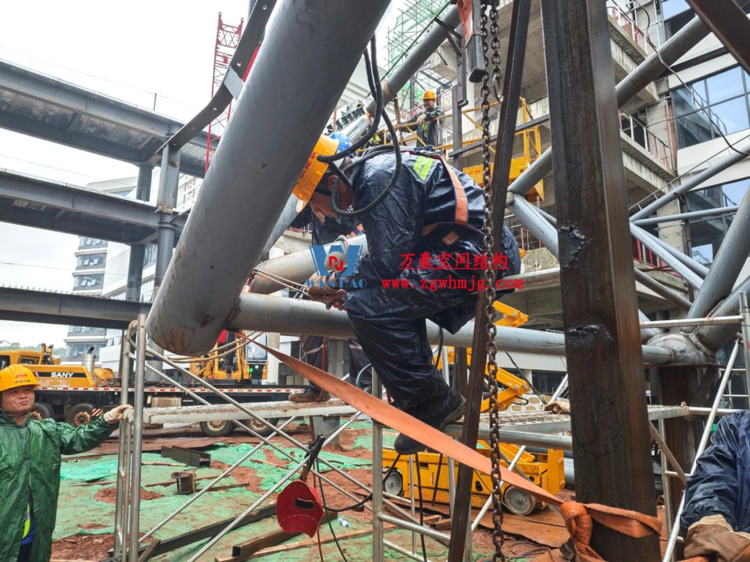 海南醫(yī)學院第一附屬醫(yī)院江東新院區(qū)連廊天幕順利完工 海南醫(yī)學院第一附屬醫(yī)院江東新院區(qū)連廊天幕順利完工