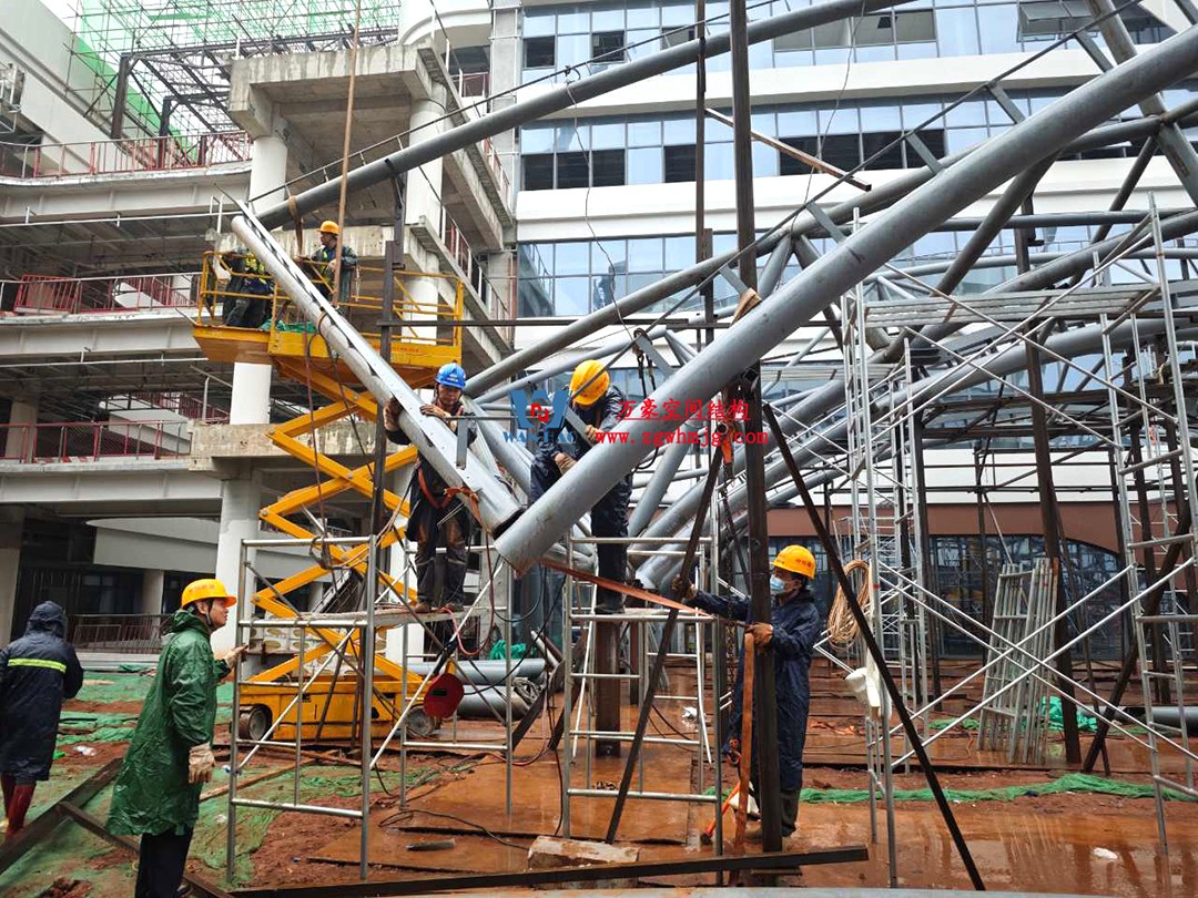 海南醫(yī)學院第一附屬醫(yī)院江東新院區(qū)連廊天幕順利完工 海南醫(yī)學院第一附屬醫(yī)院江東新院區(qū)連廊天幕順利完工