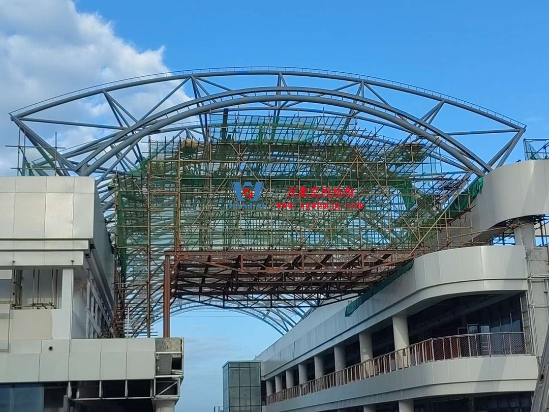 海南醫(yī)學院第一附屬醫(yī)院江東新院區(qū)連廊天幕順利完工 海南醫(yī)學院第一附屬醫(yī)院江東新院區(qū)連廊天幕順利完工