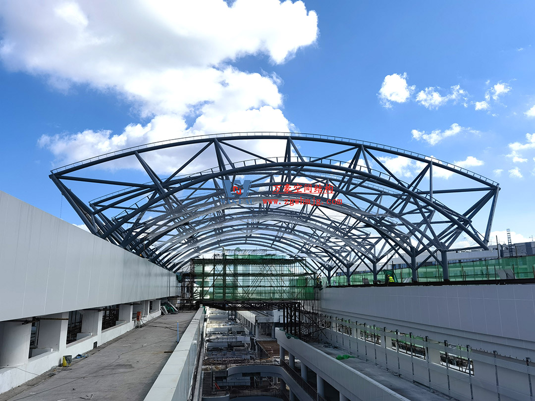 海南醫(yī)學院第一附屬醫(yī)院江東新院區(qū)連廊天幕順利完工 海南醫(yī)學院第一附屬醫(yī)院江東新院區(qū)連廊天幕順利完工