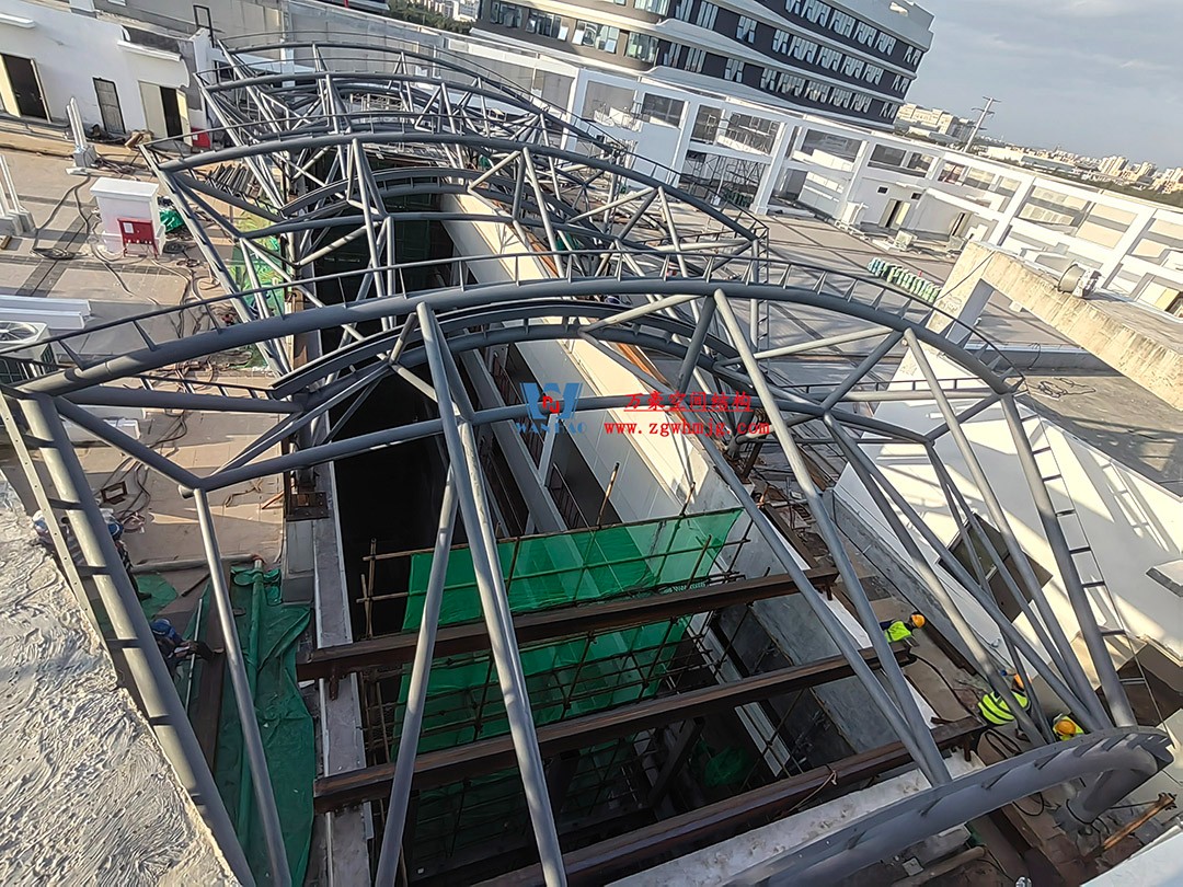 海南醫(yī)學院第一附屬醫(yī)院江東新院區(qū)連廊天幕順利完工 海南醫(yī)學院第一附屬醫(yī)院江東新院區(qū)連廊天幕順利完工