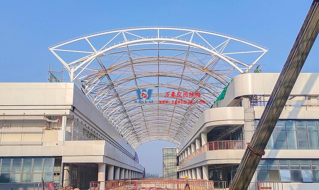 海南醫(yī)學院第一附屬醫(yī)院江東新院區(qū)連廊天幕順利完工 海南醫(yī)學院第一附屬醫(yī)院江東新院區(qū)連廊天幕順利完工