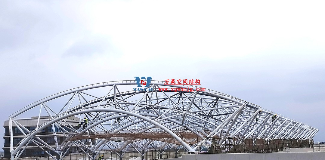 海南醫(yī)學院第一附屬醫(yī)院江東新院區(qū)連廊天幕順利完工 海南醫(yī)學院第一附屬醫(yī)院江東新院區(qū)連廊天幕順利完工