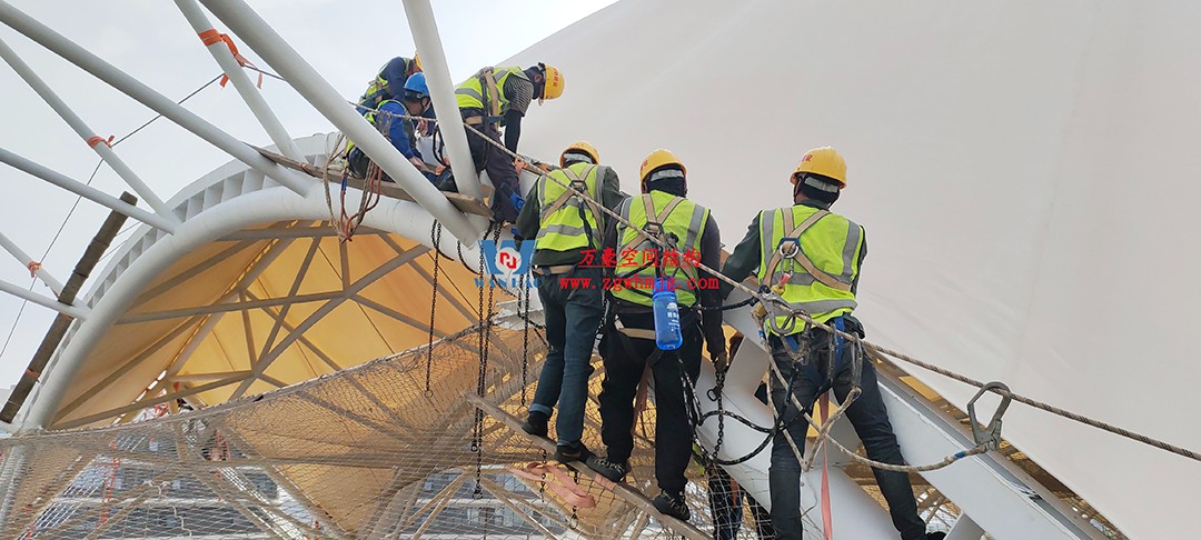 海南醫(yī)學院第一附屬醫(yī)院江東新院區(qū)連廊天幕順利完工 海南醫(yī)學院第一附屬醫(yī)院江東新院區(qū)連廊天幕順利完工