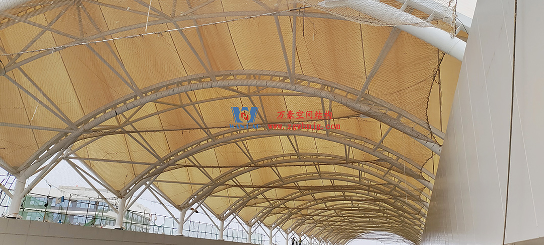 海南醫(yī)學院第一附屬醫(yī)院江東新院區(qū)連廊天幕順利完工 海南醫(yī)學院第一附屬醫(yī)院江東新院區(qū)連廊天幕順利完工