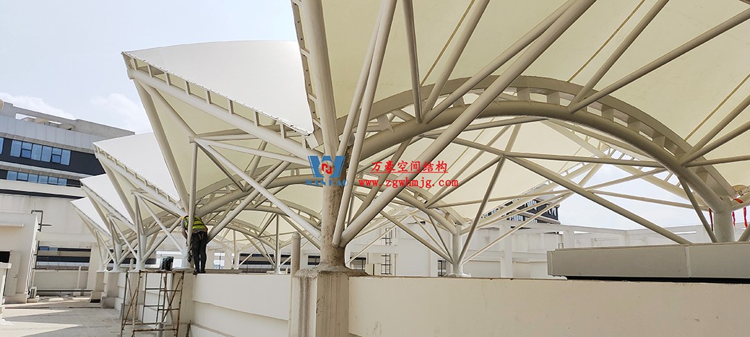 海南醫(yī)學院第一附屬醫(yī)院江東新院區(qū)連廊天幕順利完工 海南醫(yī)學院第一附屬醫(yī)院江東新院區(qū)連廊天幕順利完工