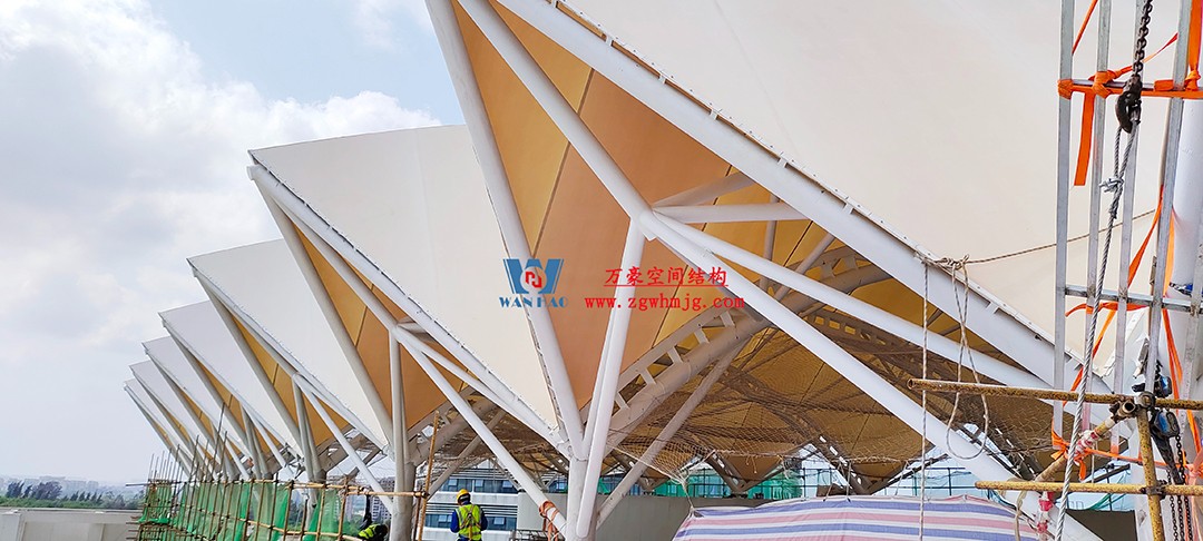 海南醫(yī)學院第一附屬醫(yī)院江東新院區(qū)連廊天幕順利完工 海南醫(yī)學院第一附屬醫(yī)院江東新院區(qū)連廊天幕順利完工