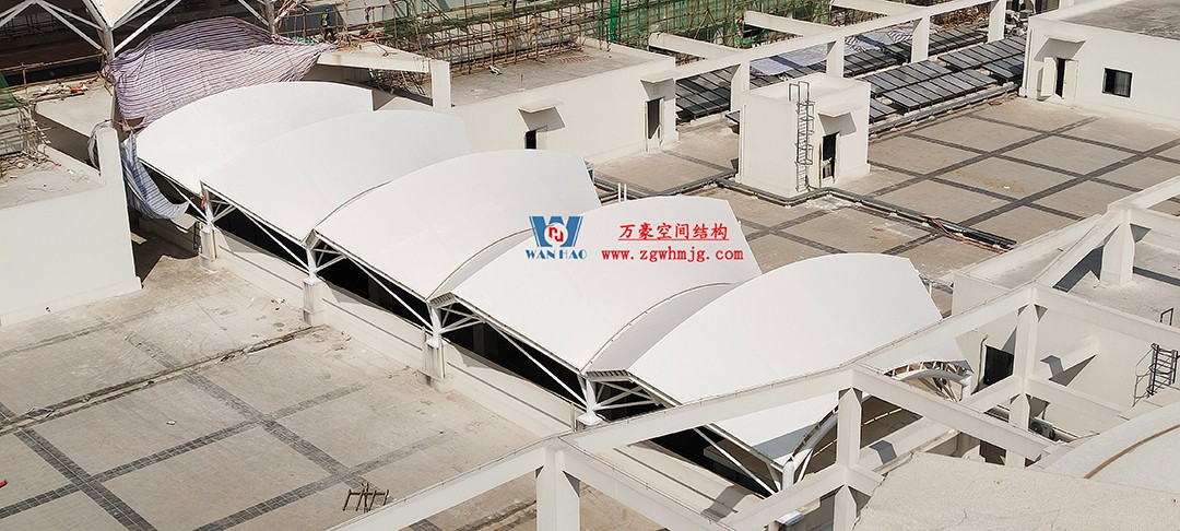 海南醫(yī)學院第一附屬醫(yī)院江東新院區(qū)連廊天幕順利完工 海南醫(yī)學院第一附屬醫(yī)院江東新院區(qū)連廊天幕順利完工