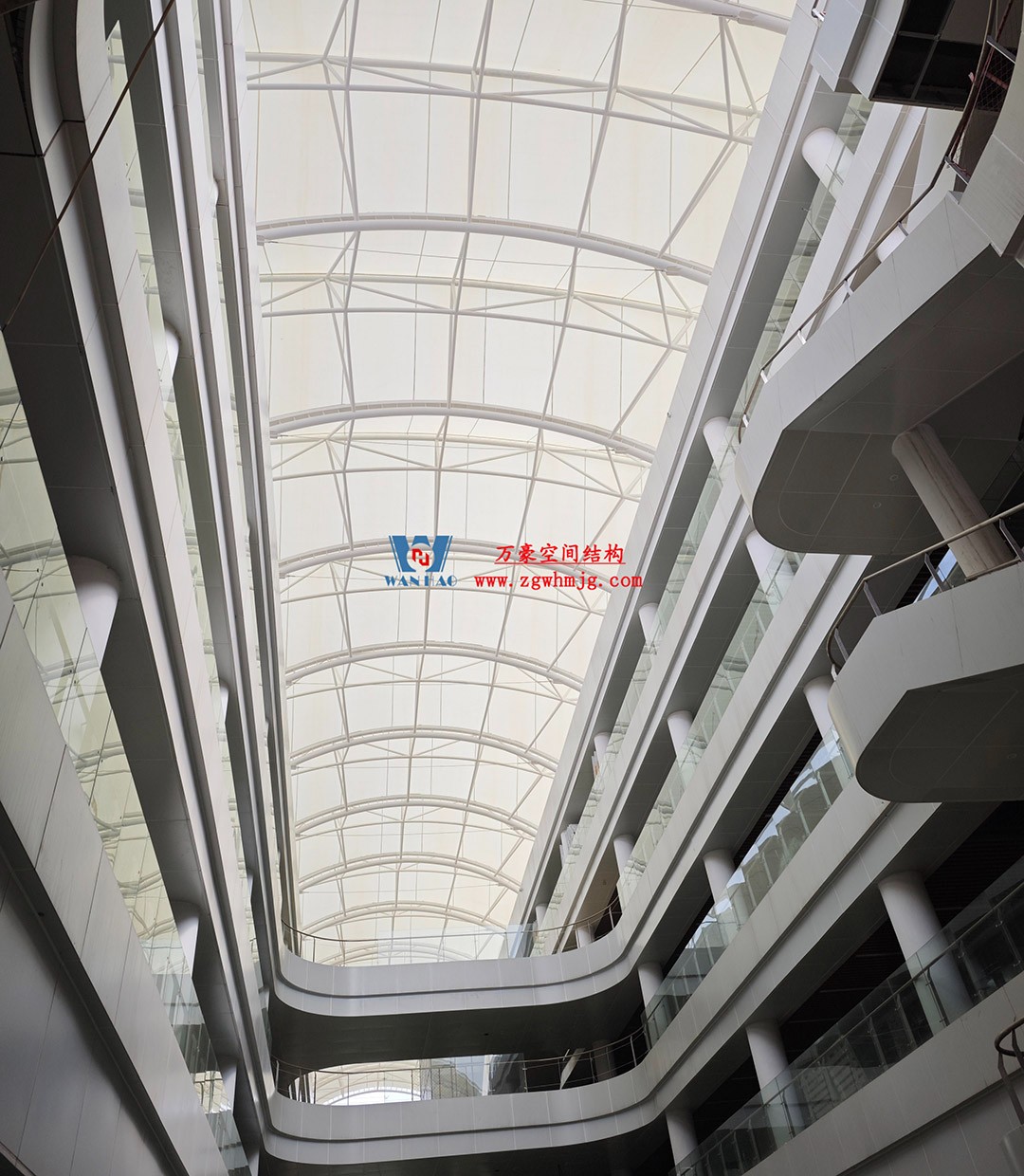 海南醫(yī)學院第一附屬醫(yī)院江東新院區(qū)連廊天幕順利完工 海南醫(yī)學院第一附屬醫(yī)院江東新院區(qū)連廊天幕順利完工