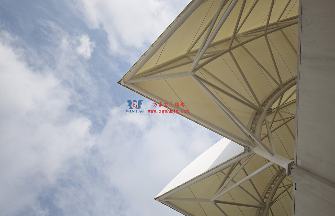 海南醫(yī)學院第一附屬醫(yī)院江東新院區(qū)連廊天幕順利完工 海南醫(yī)學院第一附屬醫(yī)院江東新院區(qū)連廊天幕順利完工