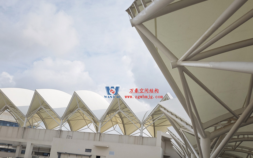 海南醫(yī)學院第一附屬醫(yī)院江東新院區(qū)連廊天幕順利完工 海南醫(yī)學院第一附屬醫(yī)院江東新院區(qū)連廊天幕順利完工