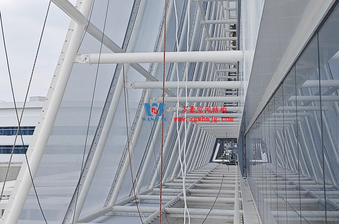 聚焦工程高質量建設,這個網格織物幕墻正在施工安裝中 聚焦工程高質量建設,這個網格織物幕墻正在施工安裝中