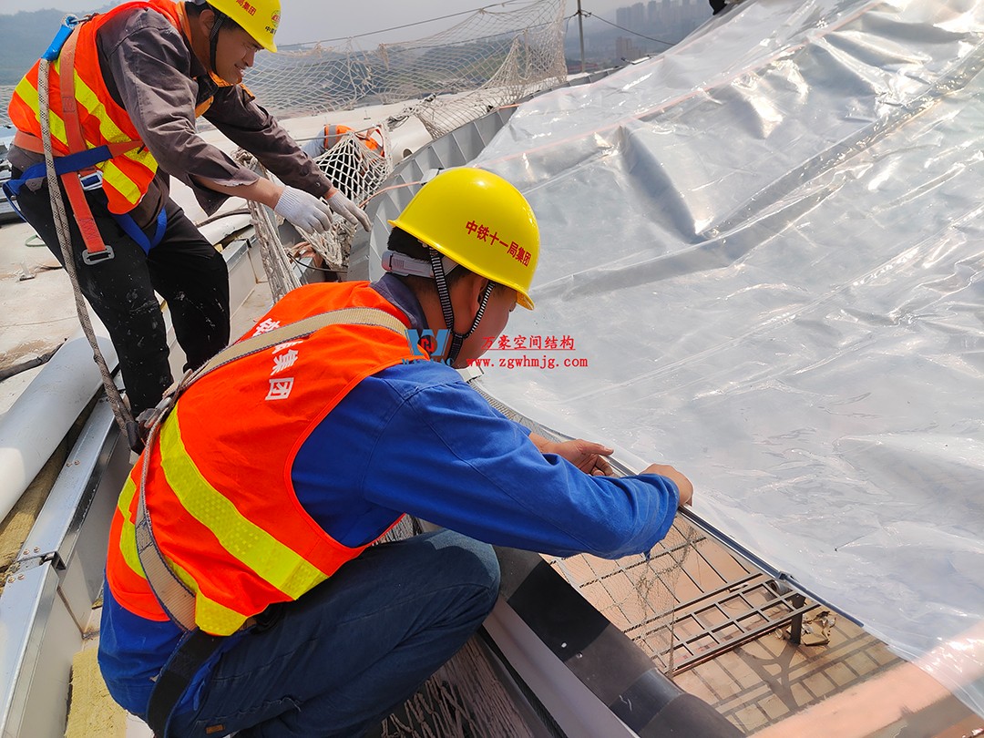 提檔提速,ETFE氣枕膜結構天窗正在火熱施工安裝中 提檔提速,ETFE氣枕膜結構天窗正在火熱施工安裝中