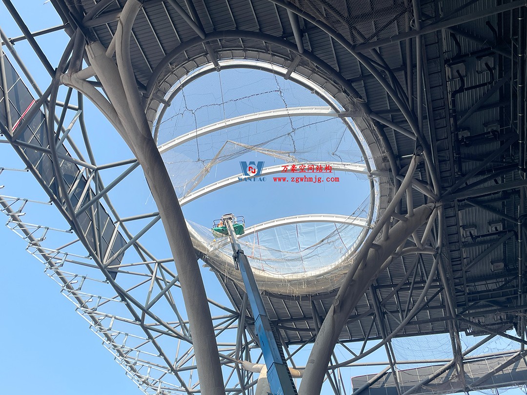 提檔提速,ETFE氣枕膜結構天窗正在火熱施工安裝中 提檔提速,ETFE氣枕膜結構天窗正在火熱施工安裝中