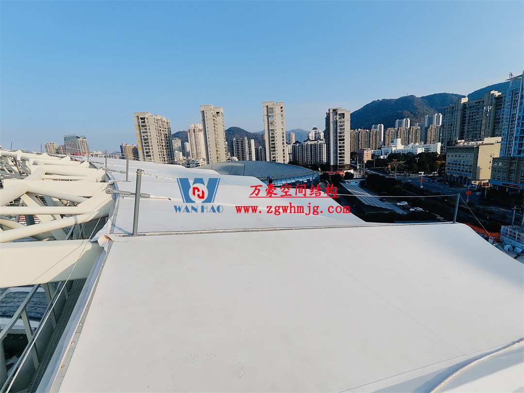 膜結(jié)構(gòu)體育場屋面安裝全解析：從技術(shù)要點到經(jīng)典案例